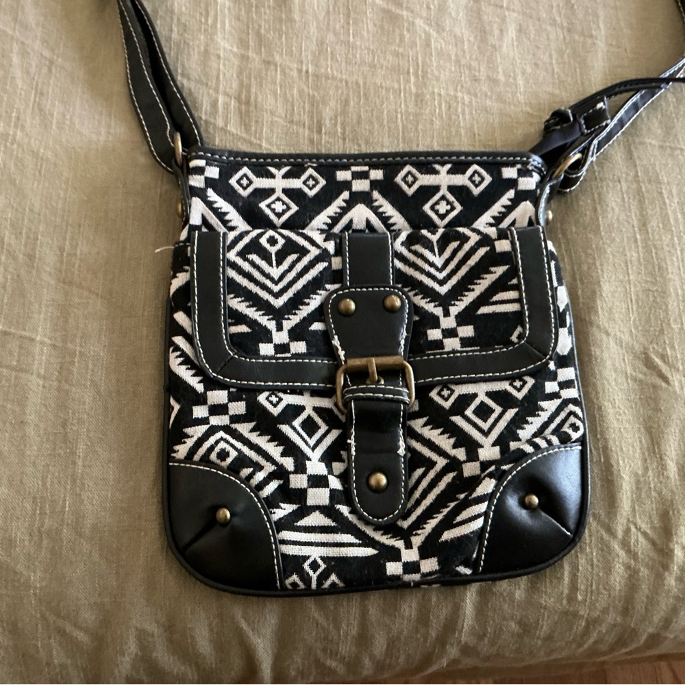 Black and white Aztec print crossover purse